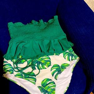 2 Piece stunning convertible top use w/ or w/out strap white w/leaves bottom EUC